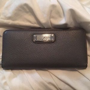 Marc Jacobs Q zip wallet